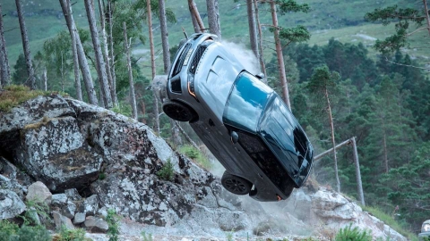 Range Rover: la nuova Sport SVR debutta al cinema con “No Time to die” nella saga di 007