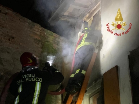 Reggio Emilia: due bambini morti nel rogo di un appartamento a Fabbrico. Possibile scoppio di una bombola