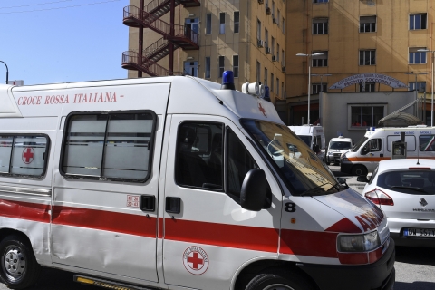 Taranto: si cercano gli autori dei colpi d'arma da fuoco sparati su due ambulanze della CRI
