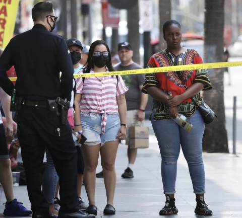 Los Angeles: sparatoria nei pressi della Walk of Fame con una vittima e due feriti. È caccia all’aggressore