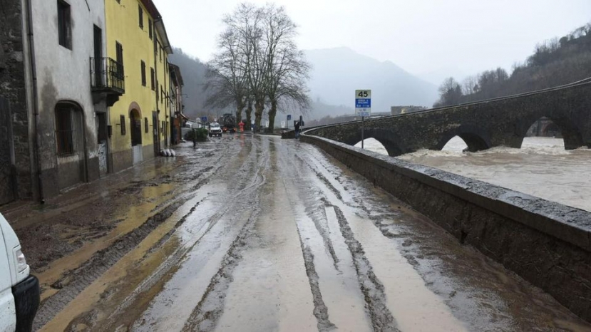 Lucca: le precipitazioni intense della notte hanno innalzato i livelli del fiume Versilia e Serchio. A Barga è crollato il muro di contenimento dello Stadio