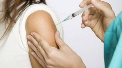 Vaccino: una dose AstraZeneca o Pfizer riduce del 65% il contagio. La ricerca dell'Università di Oxford