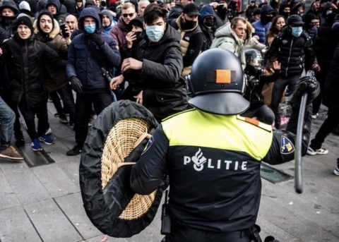Proteste anti-Covid: in Olanda altri 7 arresti durante una manifestazione all’Aja