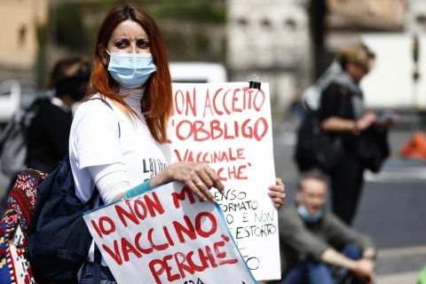 No-Vax tornano in piazza da Roma a Milano. Tra le loro fila anche il virologo francese Montagnier