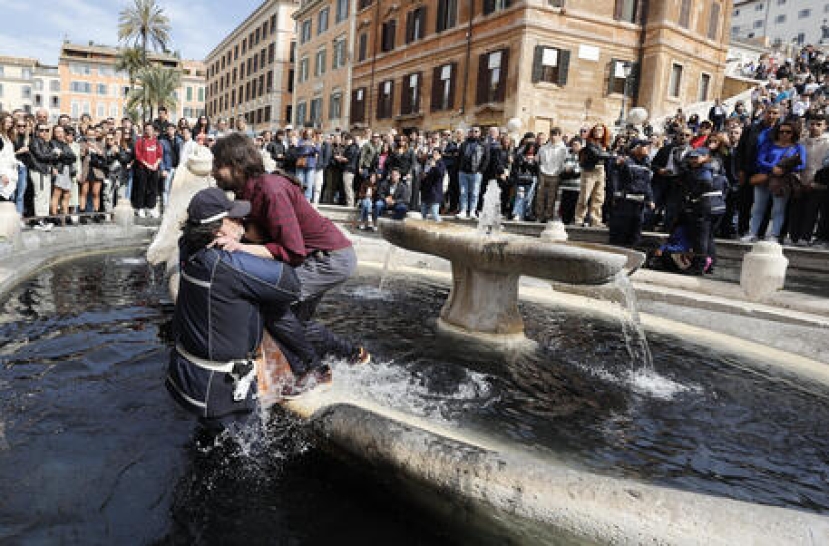Attivisti del clima colorano di nero l’acqua della “Barcaccia” a Piazza di Spagna a Roma
