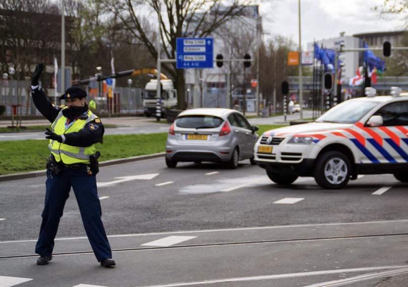 Olanda: operazione delle forze speciali per liberare ostaggi in un caffè ad Ede. Evacuata la zona