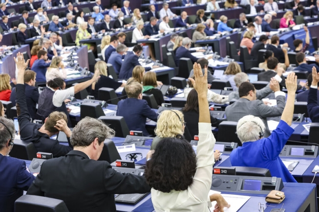 Qatargate: la plenaria del Parlamento Europeo revoca l’immunità a Tarabella e Cozzolino