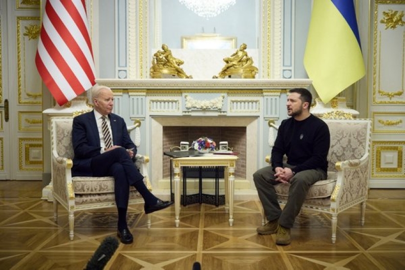 Il presidente Usa Biden oggi in visita a Kiev senza preavviso mentre suonano le sirene sulla capitale