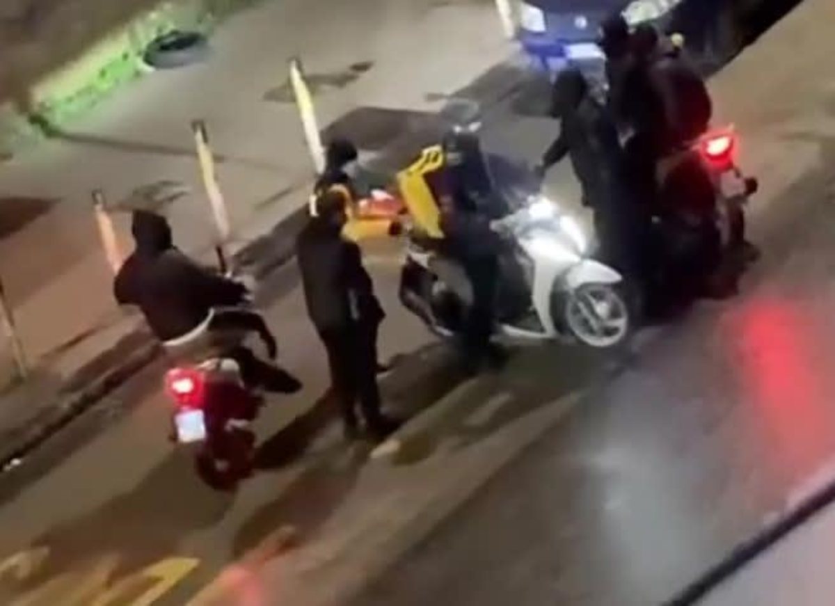 Napoli: catena di solidarietà per il riders picchiato e derubato del suo motorino. Catalfo: "Fare luce sull'episodio"