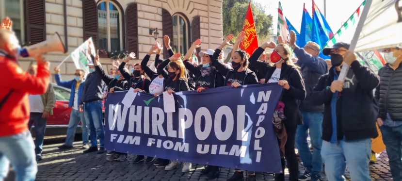 Una manifestazione in strada dei lavoratori della Whirlpool di Napoli