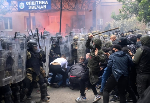 Belgrado: decine di feriti nello scontro tra polizia e manifestati contro le recenti elezioni