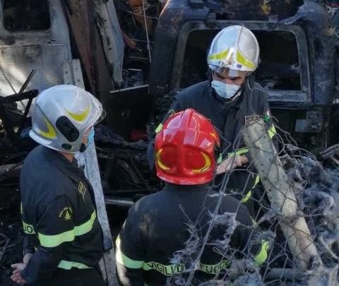 Roma: incendio nella notte nell'autoparco di bus di via Prenestina. Distrutti 20 veicoli a metano