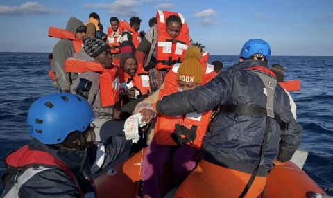 Migranti: naufragio al largo di Lampedusa. Morta una bimba, inutile la corsa al Poliambulatorio