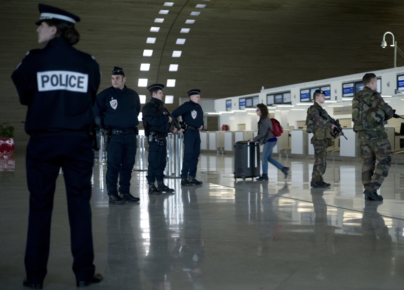 Terrorismo Francia e Belgio: allarme per sospette bombe in 6 aeroporti. Evacuati gli scali da Lille ad Ostenda