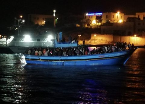 Lampedusa: sbarcati nella notte 385 migranti dalla Libia. Nell’hotspot ora alloggiano in 693