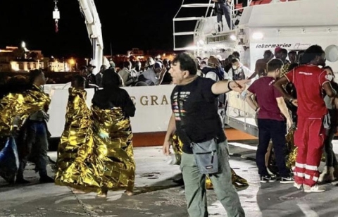 Migranti: a Lampedusa una donna partorisce sulla motovedetta ma muore il neonato. Meloni: “Lunedì CdM con misure eccezionali”