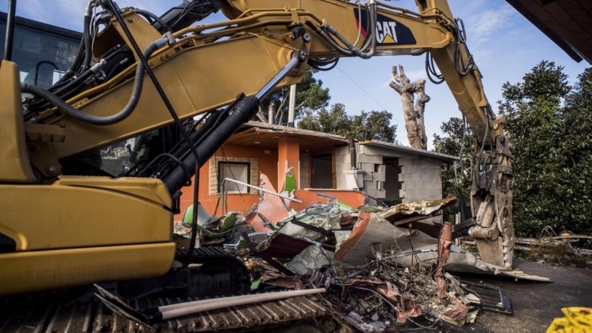 Roma: iniziate le operazioni di demolizione per 8 costruzioni del clan Casamonica sotto gli occhi delle forze dell&#039;ordine