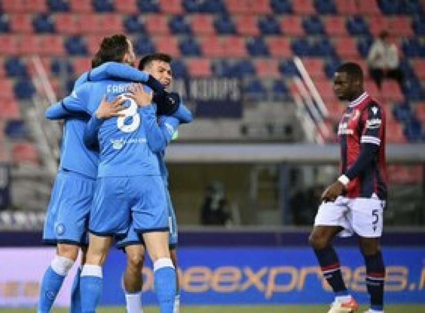 Calcio, i risultati dei posticipi della Serie A. Spezia ferma il Milan (1-2) e il Napoli passa a Bologna (0-2)