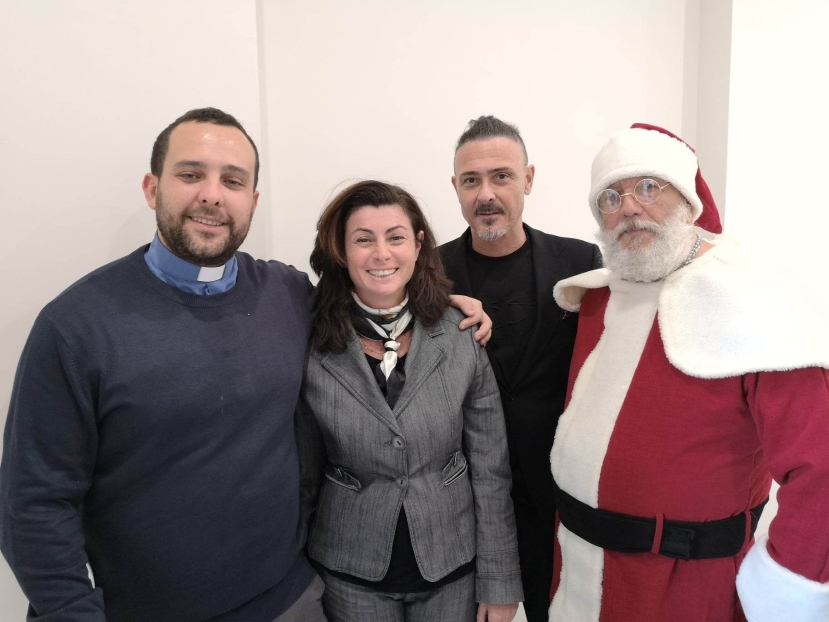 da sinistra don Salvatore Melluso, Sabrina Sifo, Pasquale Casillo e Babbo Natale Castellano