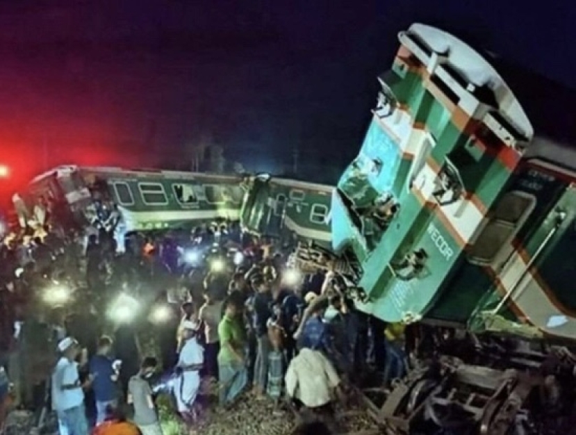 India: treno deraglia e poi si scontra con un altro convoglio. Cinquanta morti e oltre 500 feriti