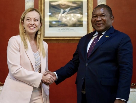Mozambico, Meloni con il presidente Nyusi: “Basta con l’idea caritatevole verso l’Africa”