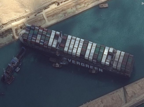 Suez: continuano i tentativi di disincaglio della portacontainer Ever Given. Bloccate 400 navi nel canale