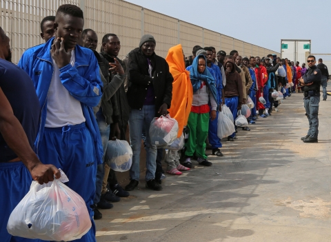 Migranti: l'hotspot di Lampedusa non riesce a redistribuire i 1500 profughi ammassati in località Imbriacola