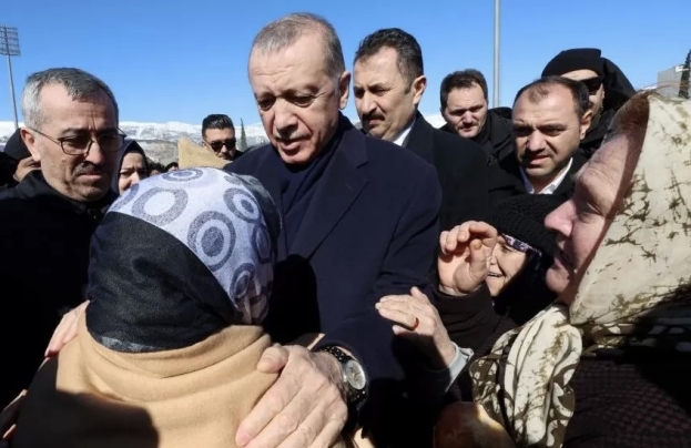 Turchia, Erdogan pressato dalle polemiche sui soccorsi spegne i social. Dodicimila le vittime