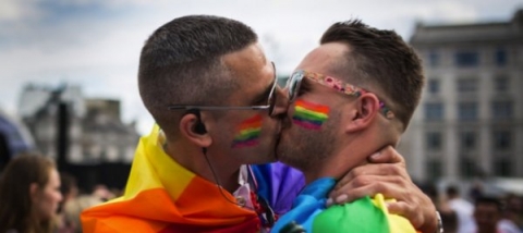 Omosessualità, l’Ungheria approva la legge che vieta la promozione del cambio di sesso
