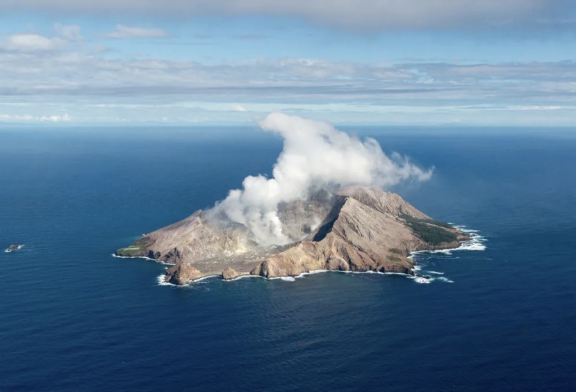 Islanda: ha iniziato ad eruttare il vulcano nella penisola di Rejkyanes. Evacuati in 4mila