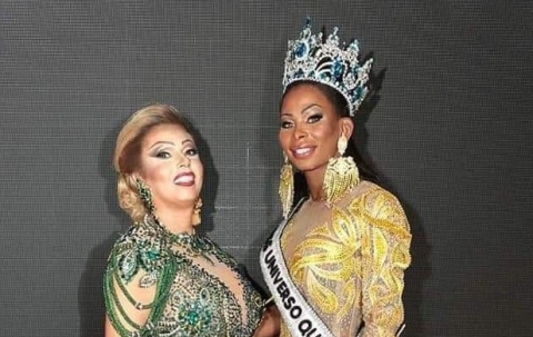 Pamela Andress, a sinistra, con una delle Miss Queen T delle scorse edizioni