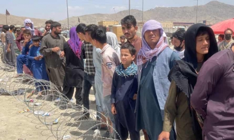 Afghanistan: le sorti sospese di migliaia di profughi in marcia per l'aeroporto di Kabul