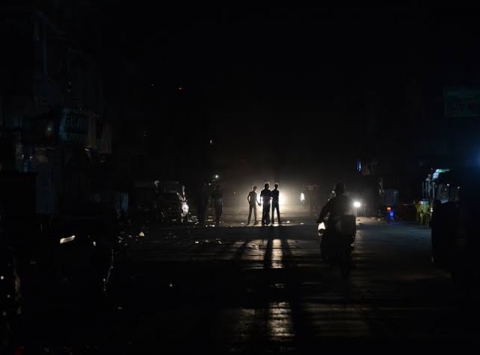 Pakistan al buio: un guasto della compagnia elettrica di Stato mette in blackout l’intero paese