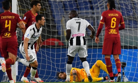 La Roma si arrende all'Udinese all'Olimpico (0-2) e finisce in dieci per l'espusione di Perotti