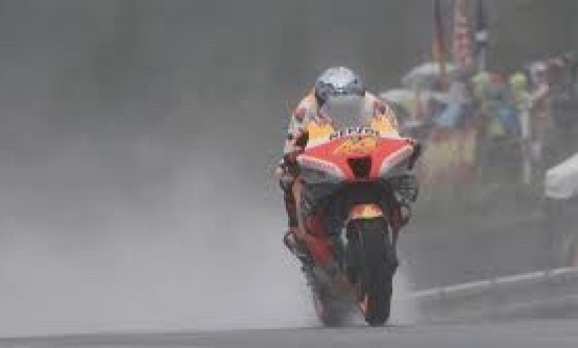 Moto Gp Giappone: gara sospesa per forte pioggia. Si riprenderà dalla griglia