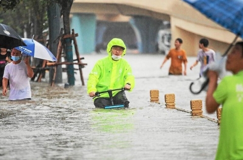Inondazione Cina: metropolitana sommersa con 12 vittime. Centomila gli evacuati
