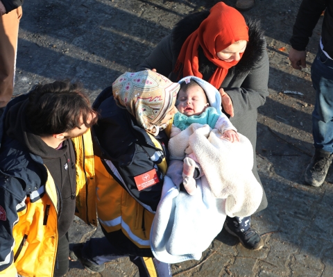 Turchia: madre e figlio salvi dopo 70 ore sotto le macerie ad Hatay. Il numero delle vittime salito a 17 mila