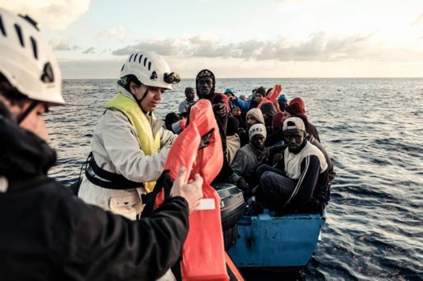 Migranti: morte 10 persone su un barcone intercettato dalla nave Ong di Medici senza Frontiere