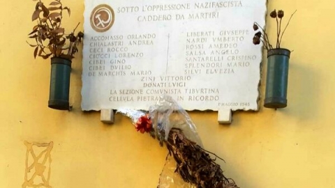 Roma: bruciata una corona ai martiri del nazi-fascismo nel quartiere di Pietralata. Indagini della Digos