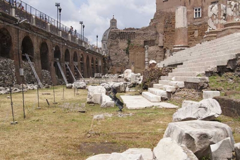 Torna alla luce l'antica via romana Alessandrina con reperti che verranno esposti al Museo dei Fori Imperiali