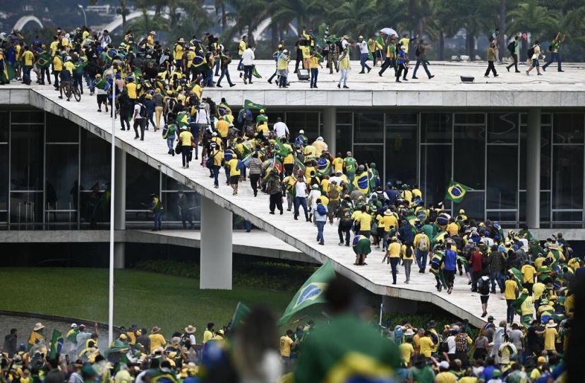 Brasile: l’assalto vandalico di gruppi pro-Bolsonaro all’Esplanada de los Ministérios