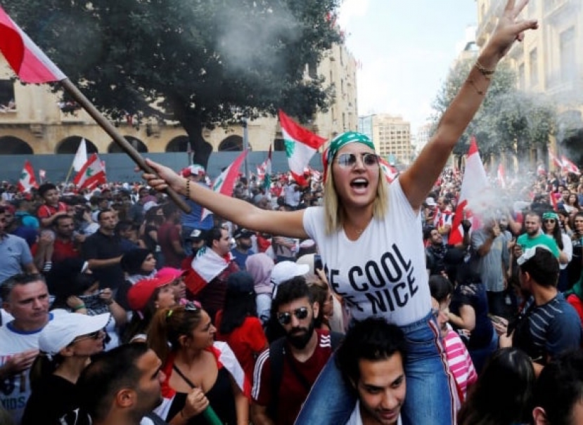 Beirut: ghigliottine di cartone in piazza contro il governo. I militari sparano proiettili di gomma