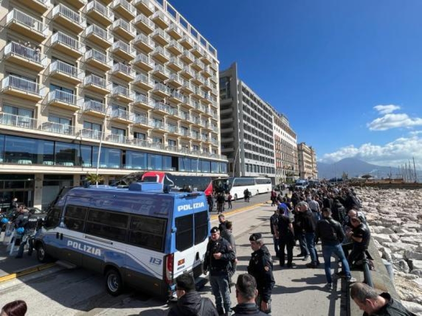 Guerriglia Napoli-Eintracht: strade chiuse per il trasferimento dei tifosi tedeschi agli aeroporti