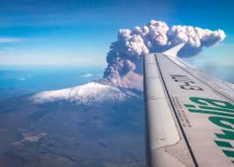 Attività Etna: resta chiuso l'aeroporto di Catania per la cenere che ha invaso la pista