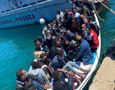 Lampedusa: dopo 48 ore di stop, ieri notte intercettati dalla GdF due barchini con 48 migranti