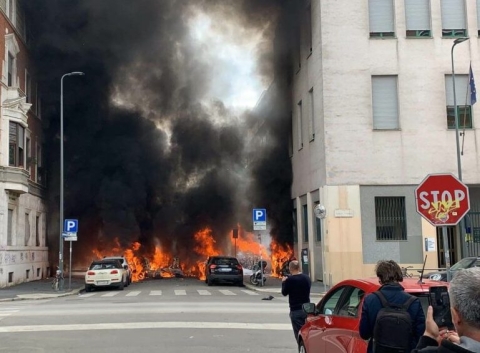 Milano: l'incendio divampato a Porta Romana potrebbe essere stato causato da un furgone alimentato a gas. Quattro i feriti