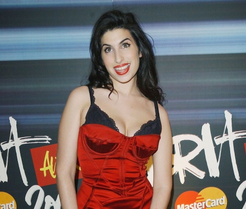 Memorabilia: all'asta in California abiti, oggetti e dischi della cantante scomparsa Amy Winehouse