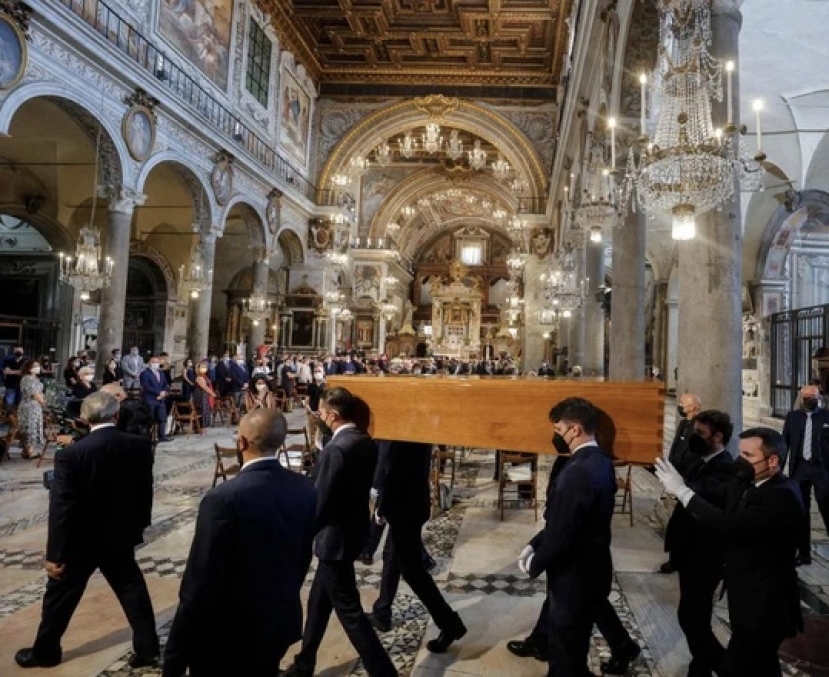 Ultimo saluto a Raffaella Carrà verso la tomba di famiglia a Roma. Uno sceneggiato tv per ricordarla
