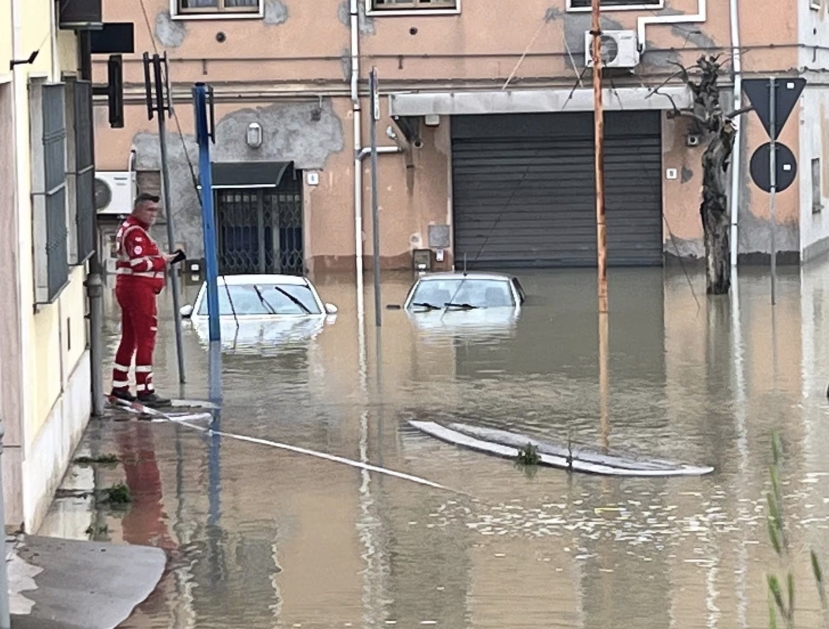 Ravenna: allarme per l’esondazione del fiume Santerno. A Faenza cittadini sui tetti