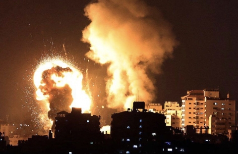 Pioggia di razzi da Hamas su tutto Israele che ha intensificato i raid aerei nella notte